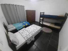 Quarto com quatro camas de solteiro